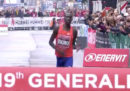 I kenyani Titus Ekiru e Vivian Kiplagat hanno vinto la maratona di Milano, battendo rispettivamente il record maschile e femminile per una maratona corsa in Italia