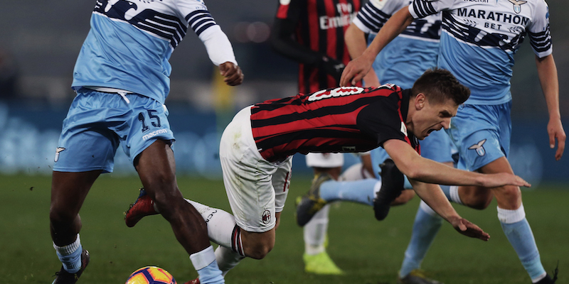 Krzysztof Piatek cade fra i giocatori della Lazio nella partita di andata (Getty Images)