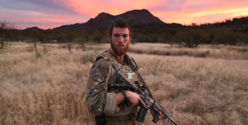 Il membro di una milizia civile in Arizona (John Moore/Getty Images)