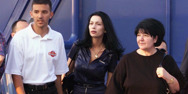 A destra Mira Marković, moglie di Slobodan Milošević, insieme al figlio Marko e alla sua compagna a Belgrado, il 4 luglio 1999 (AP Photo/Darko Vojinovic)