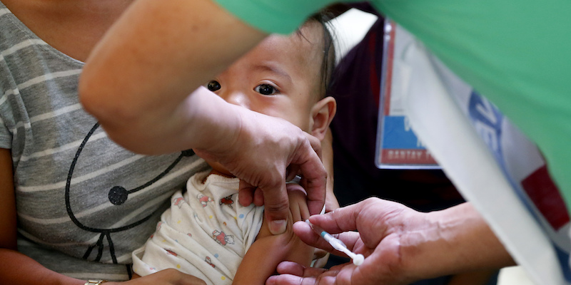 La vaccinazione contro il morbillo di un bambino a Manila, nelle Filippine, il 16 febbraio 2019 (AP Photo/Bullit Marquez)