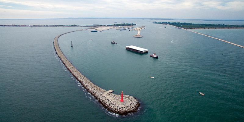 L'arrivo alla bocca di porto di Malamocco, a Venezia, di alcune paratoie del MOSE (ANSA / US consorziovenezianuova.com)