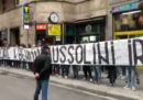 Un gruppo di ultras della Lazio ha esposto uno striscione a favore di Benito Mussolini in centro a Milano