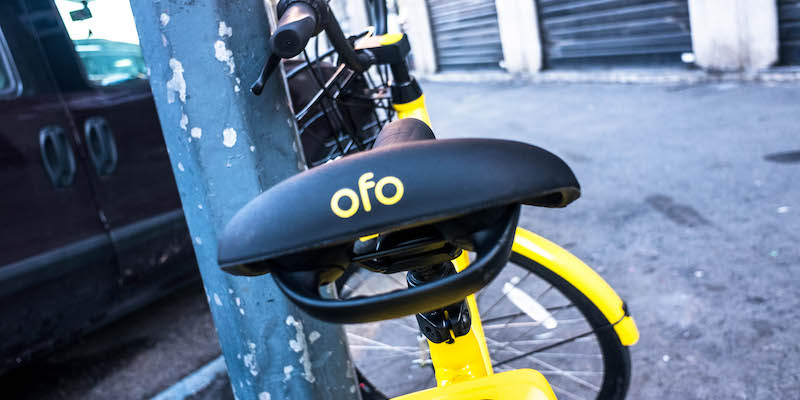 Una bicicletta del servizio di bike sharing Ofo a Milano, a gennaio 2018 (ANSA/© Mairo Cinquetti/Pacific Press via ZUMA Wire)