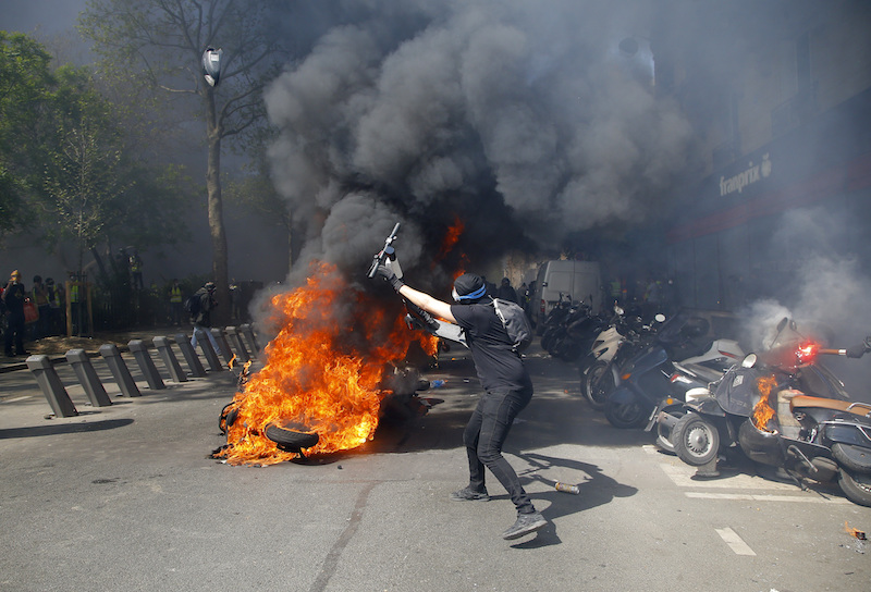Le manifestazioni di oggi a Parigi (AP Photo/Michel Euler)