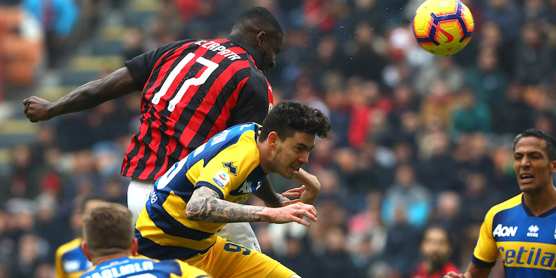 Cristian Zapata e Alessandro Bastoni durante Milan-Parma del girone di andata (Getty Images)