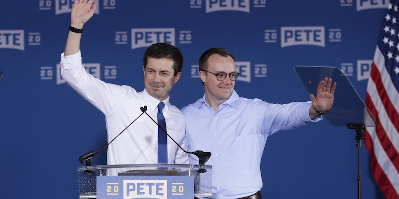Pete Buttigieg, a sinistra, insieme a suo marito Chasten Glezman prima di annunciare la sua candidatura alle primarie democratiche a South Bend, in Indiana, il 14 aprile 2019 (AP Photo/Michael Conroy)