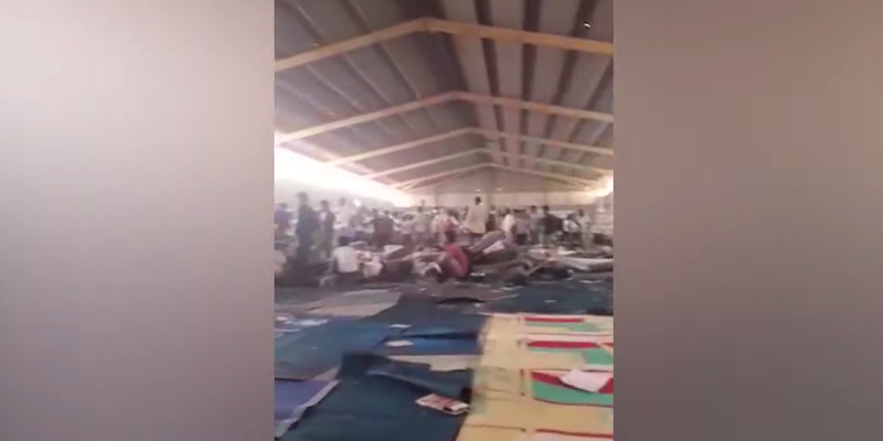 Un fermo-immagine dei video girati dai migranti detenuti nel centro di Qasir bin Ghashir, in Libia, il 23 aprile 2019 (Guardian)