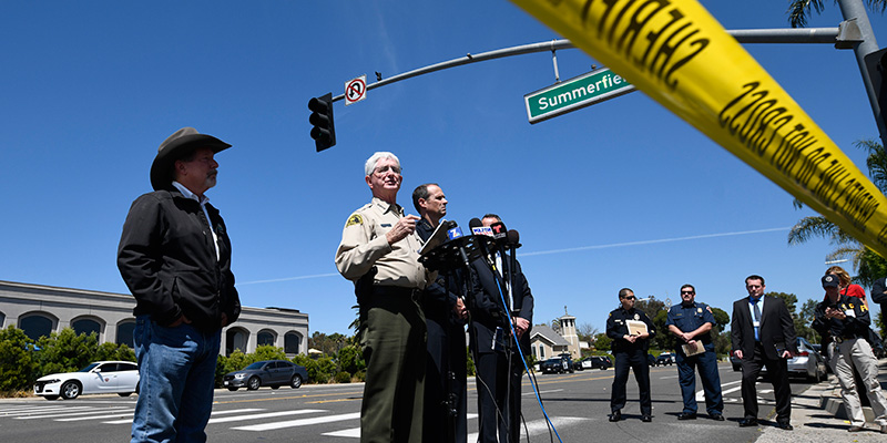 Lo sceriffo della contea di San Diego, Bill Gore, aggiorna i giornalisti sulla sparatoria nella sinagoga (AP Photo/Denis Poroy)