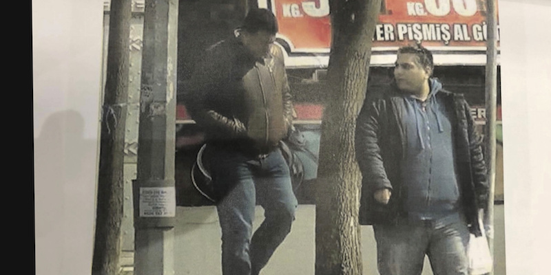 Fermo-immagine di un video diffuso dall'agenzia di stampa statale turca: i due uomini nell'immagine sono quelli accusati di essere spie degli Emirati Arabi Uniti, a Istanbul (TRT World via AP)