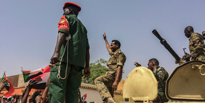 Militari sudanesi festeggiano la rimozione di Omar al Bashir.(AP Photo)