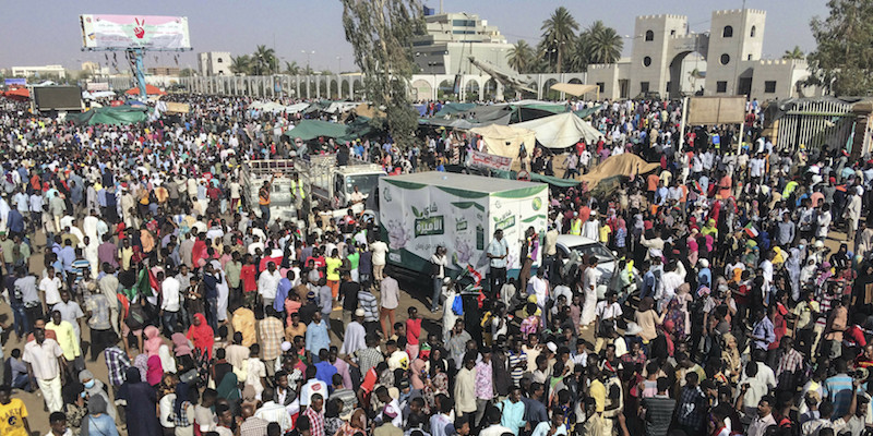 Le proteste a Khartum per chiedere un governo civile, il 13 aprile 2019 
(AP Photo)
