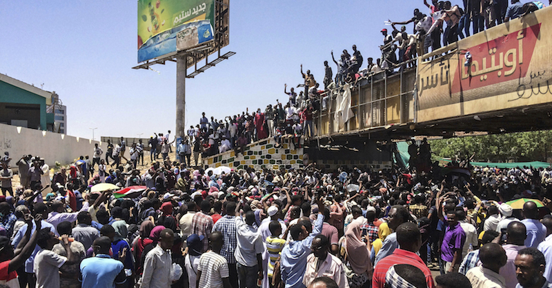 Le manifestazioni di lunedì a Khartoum (AP Photo)
