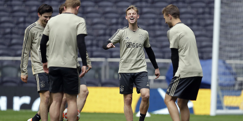 Frankie de Jong in allenamento con l'Ajax a Londra (AP Photo/Kirsty Wigglesworth)