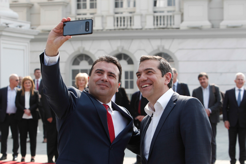 Il primo ministro macedone Zoran Zaev, a sinistra, si scatta un selfie con il suo omologo greco Alexis Tsipras. (AP Photo/Boris Grdanoski)