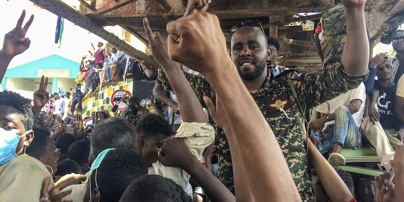 Un militare sudanese in mezzo ai manifestanti antigovernativi a Khartoum, il 9 aprile (AP Photo)