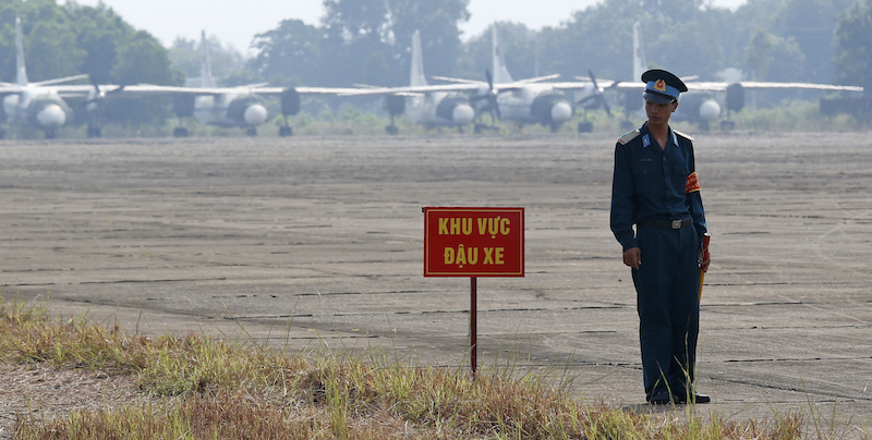 Un soldato vietnamita di guardia davanti a una zona contaminata dell'aeroporto militare di Bien Hoa (REUTERS/Kham/Pool)