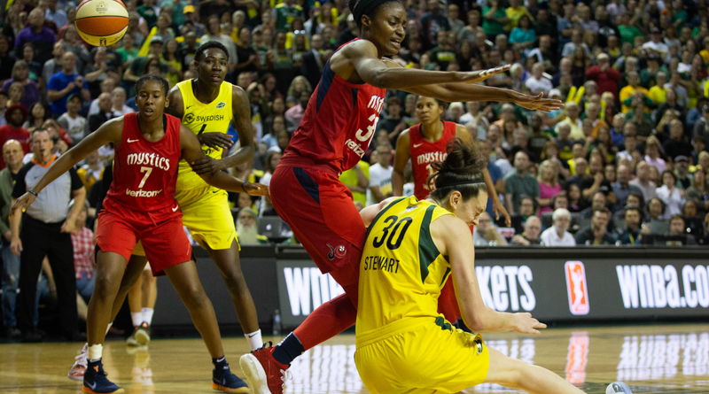 Breanna Stewart, a destra, durante una partita di WNBA contro i Washington Mystics. (Lindsey Wasson/Getty Images)