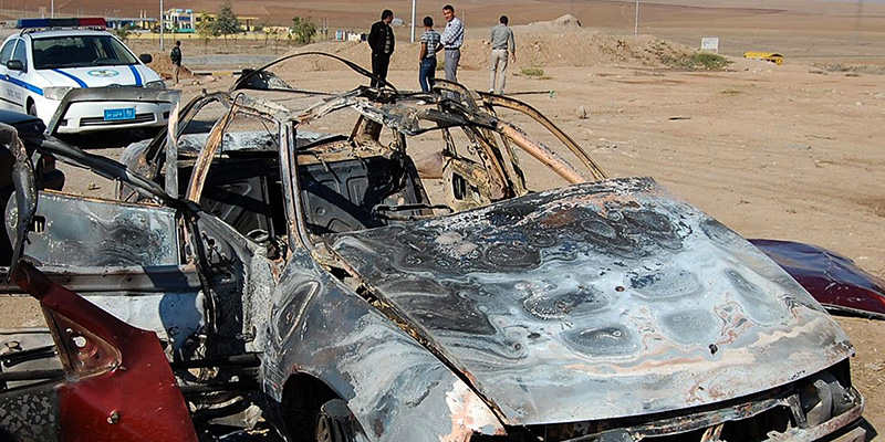 Un'auto colpita da un bombardamento aereo statunitense vicino a Mosul, Iraq, 6 novembre 2008 (AP Photo/Yahya Ahmed)