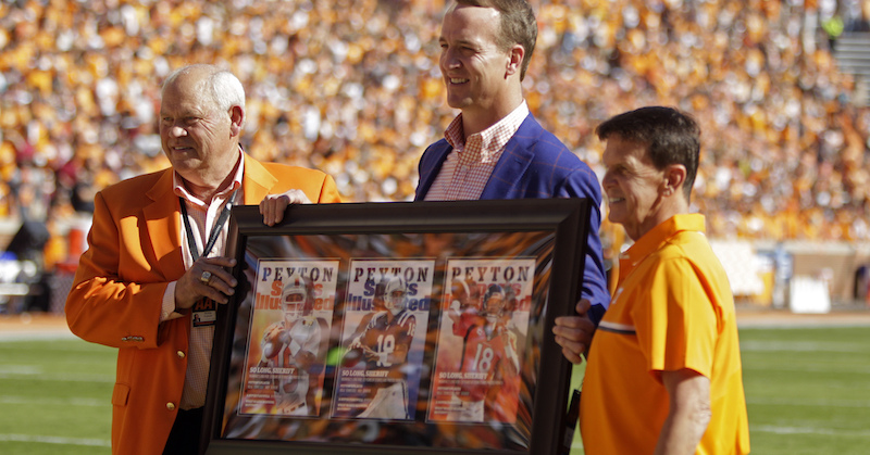 L'ex quarterback dei Denver Broncos, Peyton Manning riceve tre in regalo tre copertine di Sports Illustrated. (AP Photo/Wade Payne)