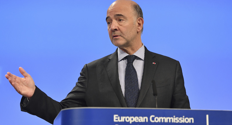 Il commissario europeo agli Affari economici Pierre Moscovici. (AP Photo/Geert Vanden Wijngaert)