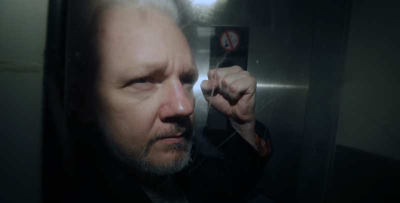 Il fondatore di WikiLeaks, Julian Assange, in tribunale. (AP Photo/Matt Dunham)