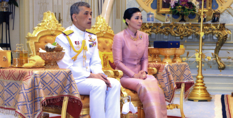 Il re della Thailandia, Maha Vajiralongkorn Bodindradebayavarangkun, con la regina Suthida. (Bureau of the Royal Household via AP)
