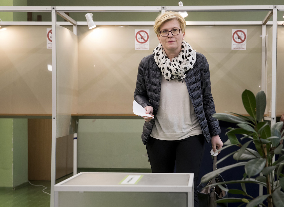 La candidata presidente Ingrida Simonyte nel momento del voto
(AP Photo/Mindaugas Kulbis)