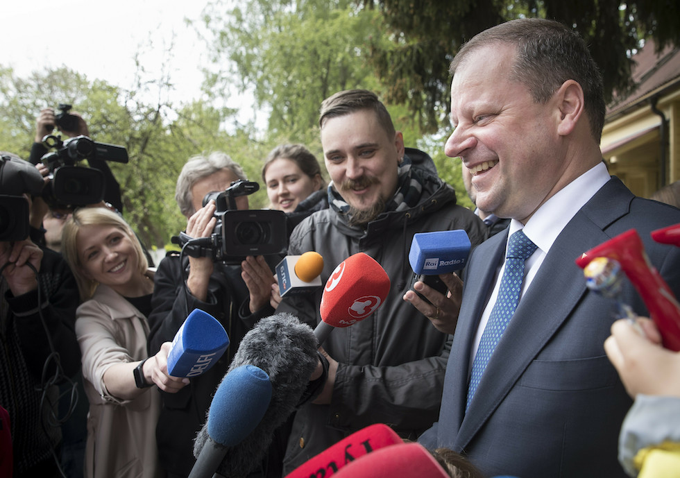 Saulius Skvernelis all'uscita dai seggi dopo aver votato al primo turno delle presidenziali in Lituania. (AP Photo/Mindaugas Kulbis)