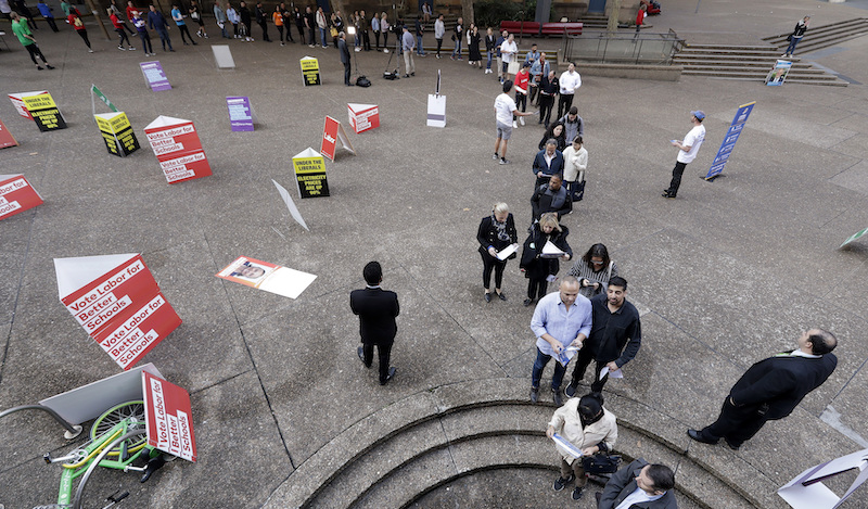 La fila fuori dal seggio elettorale allestito al municipio di Sydney. (AP Photo/Rick Rycroft)