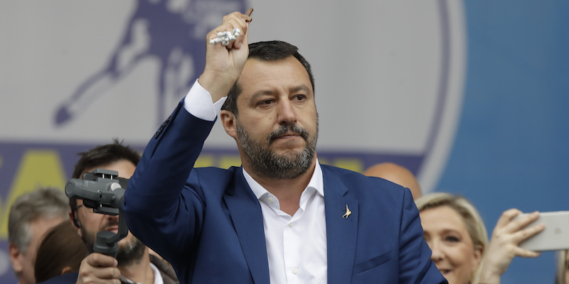 Matteo Salvini con un rosario in piazza Duomo a Milano. (AP Photo/Luca Bruno)