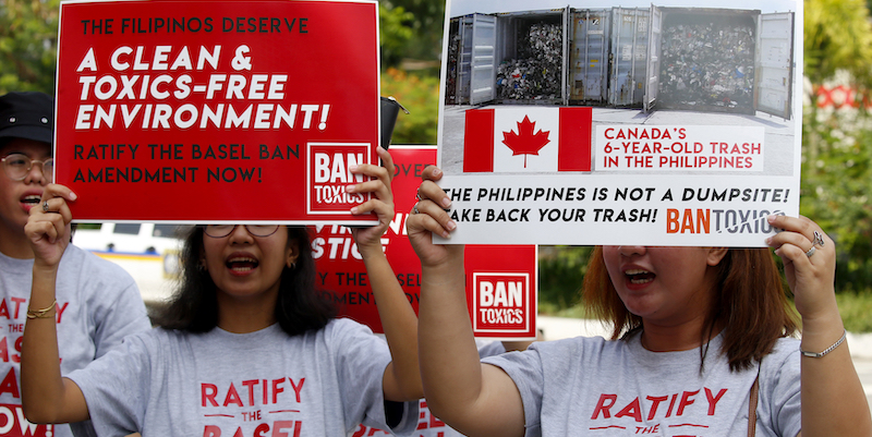 Alcuni manifestanti protestano fuori dal Senato delle Filippine per chiedere che il governo canadese si riprenda i rifiuti spediti nel paese sei anni fa. (AP Photo/Bullit Marquez)