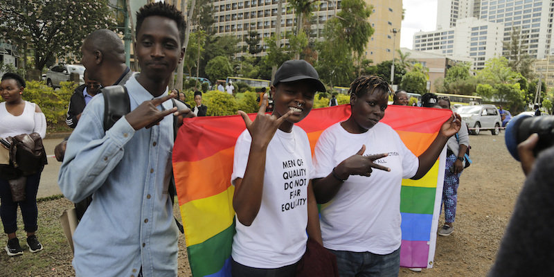 Attivisti per i diritti civili aspettano la sentenza sulla legge che criminalizza le relazioni omosessuali fuori dalla Corte Suprema a Nairobi, in Kenya. (AP Photo/Khalil Senosi)