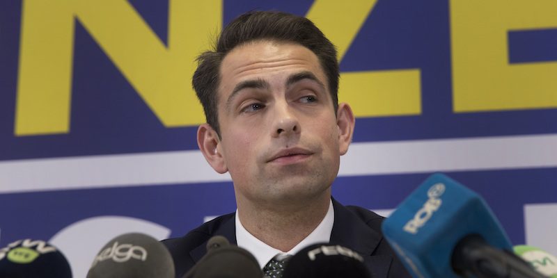 Il leader del partito di destra radicale Vlaams Belang, Tom Van Grieken, durante una conferenza stampa a Bruxelles. (AP Photo/Virginia Mayo)