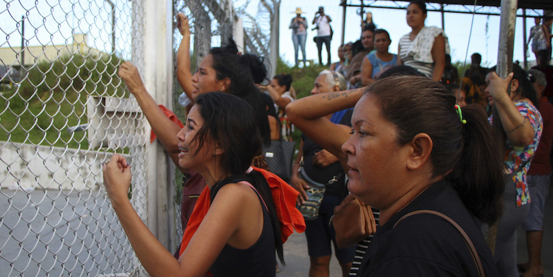I parenti dei detenuti protestano furi da una prigione a Manaus, nello stato dell'Amazonas, per avere informazioni sulla salute dei loro congiunti. (AP Photo/Edmar Barros)