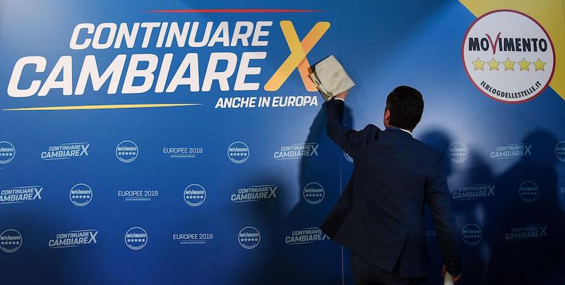 Un uomo pulisce un pannello, prima dell'arrivo del vicepremier Luigi Di Maio per la presentazione del programma del Movimento 5 stelle per le elezioni europee 2019. 
(ANSA/ALESSANDRO DI MEO)