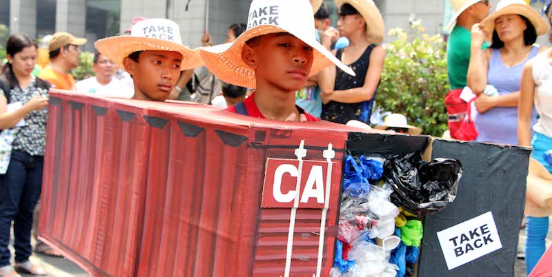 Una manifestazione del 2015 dell'associazione no-profit Ecowaste Coalition per chiedere al Canada di riprendersi la spazzatura inviata nelle Filippine (Gregorio B. Dantes Jr/Pacific Press/ZUMAPRESS.com/ANSA)