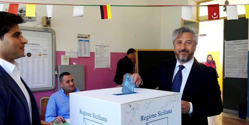 Roberto Gambino, candidato sindaco a Caltanissetta, vota per le elezioni amministrative, 28 aprile 2019.
(ANSA)