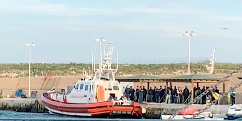 L'arrivo in porto dei 18 migranti autorizzati a sbarcare. (ANSA/ELIO DESIDERIO)