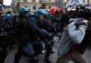 Gli scontri a Firenze durante il comizio di Salvini
