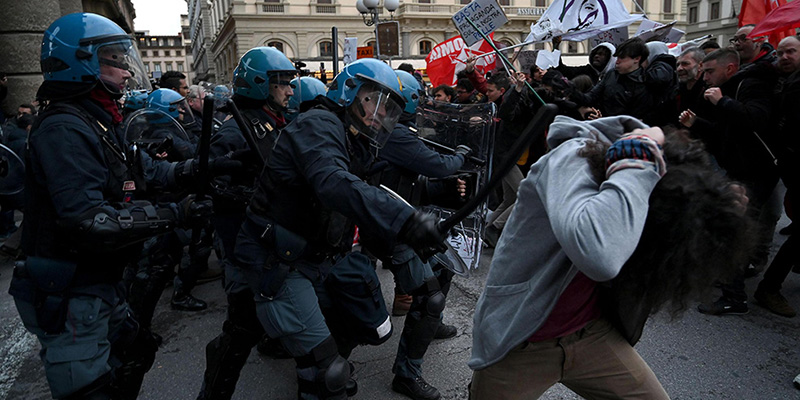 La polizia usa il manganello contro un manifestante, Firenze, 19 maggio 2019 
(ANSA/CLAUDIO GIOVANNINI)