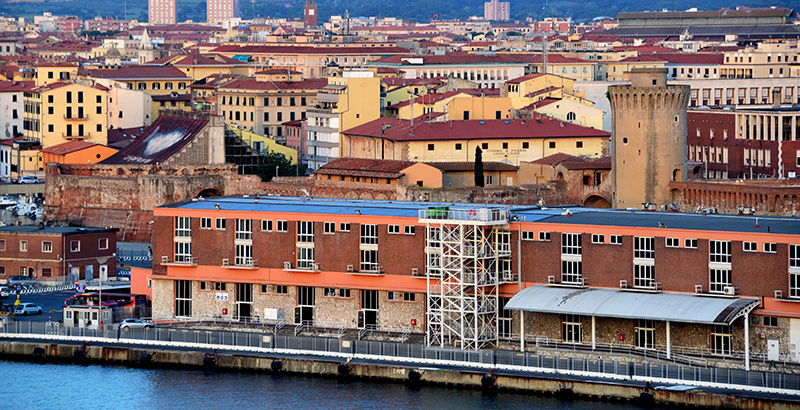 Il porto di Livorno (Ansa foto)