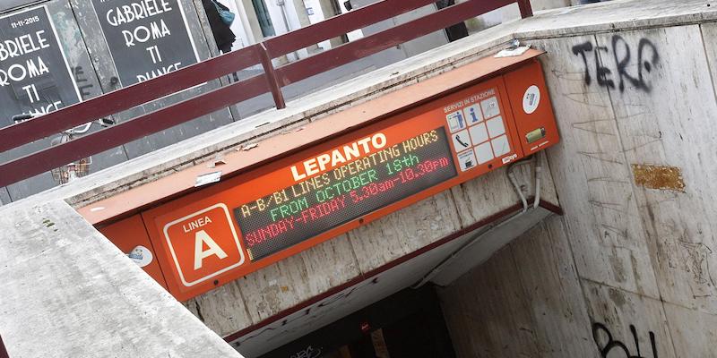 Una donna è morta incastrata sotto un treno della metro A di Roma: il servizio è stato sospeso tra San Giovanni e Battistini fino le 16 circa