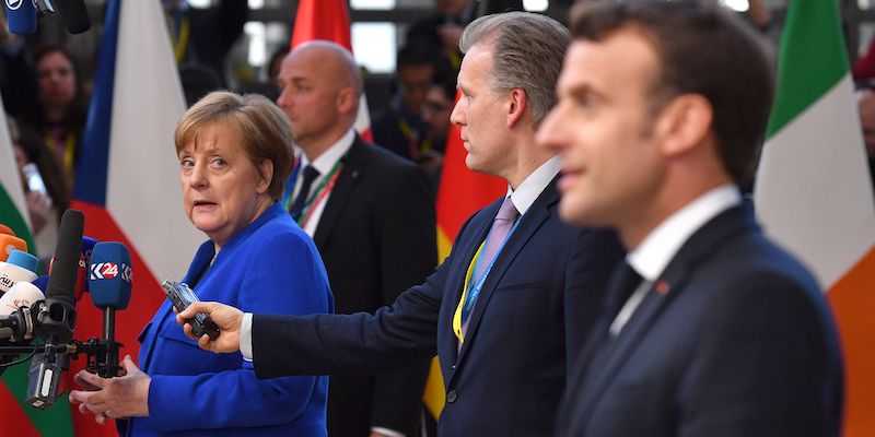 La cancelliera della Germania, Angela Merkel, guarda di sottecchi il presidente francese Emmanuel Macron mentre parla con i media al suo arrivo al Consiglio europeo, il 10 aprile. (Leon Neal/Getty Images)