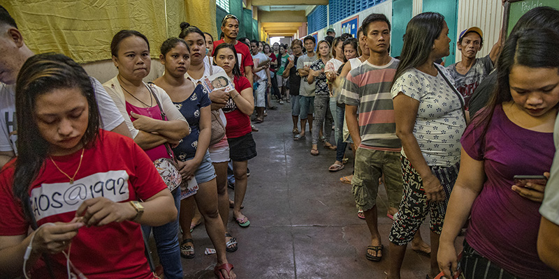 Persone in coda ai seggi, Manila, 13 maggio 2019 (Ezra Acayan/Getty Images)