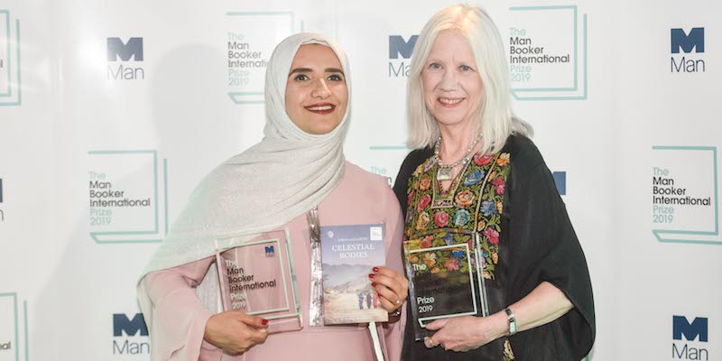La scrittrice Jokha Alharthi e la traduttrice Marilyn Booth dopo aver vinto il Man Booker International Prize a Londra, il 21 maggio 2019 (Peter Summers/Getty Images)