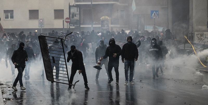 Tifosi della Lazio durante gli scontri con la polizia prima della finale di Coppa Italia contro l'Atalanta (Carlo Lannutti/LaPresse)