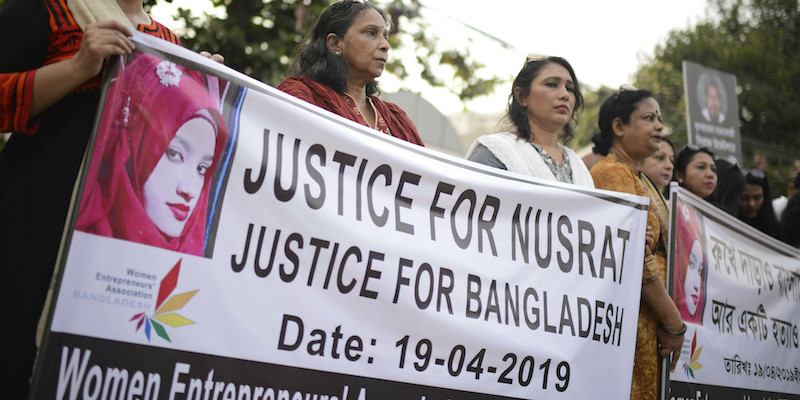 Una manifestazione di protesta per la morte di Nusrat Jahan Rafi a Dacca, la capitale del Bangladesh, il 19 aprile 2019 (AP Photo/Mahmud Hossain Opu)