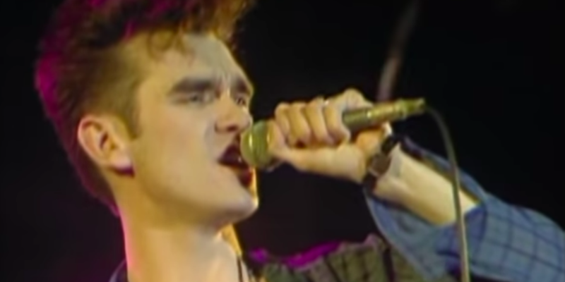 Morrissey, durante un concerto degli Smiths nel 1983 (l'immagine è un fotogramma del video del concerto) 