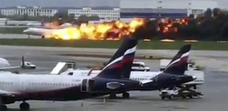 L'aereo di Aeroflot Airlines in fiamme durante l'atterraggio di emergenza a Mosca (@artempetrovich via AP)
